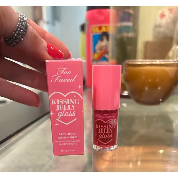 Too faced, kissing jelly hydrating juicy lip oil gloss in raspberry BNIB - Picture 7 of 9